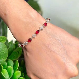 Ovalt rubinarmband – Glittrande diamantkedja – Jubileumspresent till henne