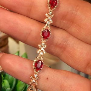 Pulseira Floral com Rubi de Corte Oval, Joia com Pedra de Nascimento de Julho, Pulseira Elegante com Gema Vermelha para Mulheres