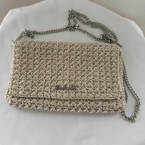 Handgehäkelte Clutch in Beige mit Metallkette- stilvolles Unikat für jeden Anlass