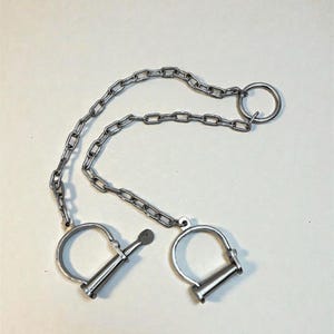 ヴィンテージスタイルの金属製足首カフスチェーン | 刑務所レプリカ小道具 | コスチュームディスプレイコレクターアイテム