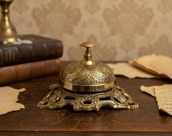 Sino de serviço vintage em latão | Decoração de mesa com relevo floral feita à mão