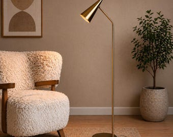 Lámpara de pie de latón de estilo moderno de mediados de siglo – Lámpara de pie minimalista con pantalla cónica, lámpara de lectura dorada contemporánea para la decoración de la sala de estar y el dormitorio.