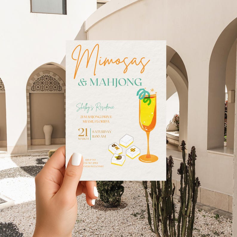 Puede incluir: Una tarjeta de invitaci&oacute;n blanca con el texto Mimosas & Mahjong en naranja y verde azulado. El dise&ntilde;o incluye un c&oacute;ctel amarillo en una copa alta con una guarnici&oacute;n verde y cuatro fichas de mahjong blancas. Los detalles incluyen Shelby's Residence, 21 Mahjong Drive, Miami, Florida, 21 de marzo, 11:00 AM e informaci&oacute;n de RSVP.