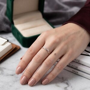 Anillo de plata de ley con la inscripción "Mom", joyería minimalista para madres, chapado en oro amarillo disponible.