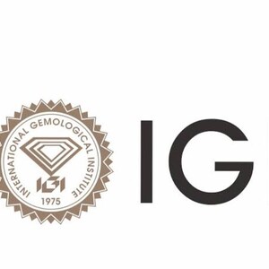 Peut inclure: L'image présente le logo de l'International Gemological Institute (IGI). Le logo comprend un emblème circulaire avec du texte et un graphique de diamant, ainsi que les lettres "IGI" dans une police en gras sans empattement. L'année "1975" est également visible.