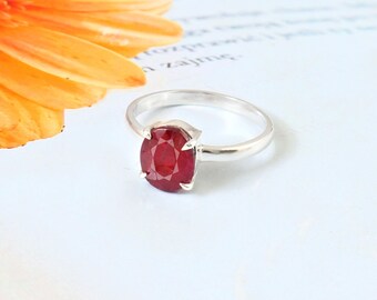 Ręcznie wykonany owalny pierścionek z rubinem: delikatna biżuteria ze srebra próby 925