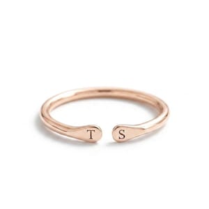 14k roséguldring, stapelring med dubbel initial, personliga namnsmycken
