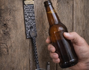 Abridor de garrafas de parede forjado à mão com balde coletor de tampas opcional • Presente rústico de ferro para bar e espaço masculino