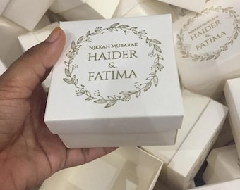 Scatole regalo personalizzate Nikkah Mubarak: floreali bianche e dorate, confezione da 25