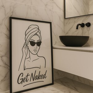Stampa da bagno "Get Naked Line Art" - Donna minimalista con asciugamano e occhiali da sole, cornice nera, riflesso nel vetro, arredamento moderno per la casa