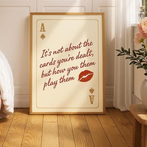 Stampa con citazione "Non si tratta delle carte che ti vengono distribuite" / Carta da gioco Beige Ace, Bacio con rossetto rosso / Decorazione murale motivazionale / Spedizione gratuita