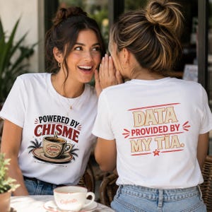 Rolig kubansk skjorta | Drivs av Chisme + Data tillhandahålls av My Tía | Dubbelsidig t-shirt | Kubansk Tía-present | Latinamerikansk mosterpresent | Chisme-humor