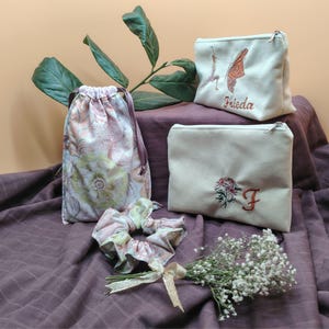 Kosmetiktasche personalisiert, Yoga Design, 4er-Set, Geschenk für Frauen, Schminktasche, Kulturbeutel, Make-up Täschchen, Reise Organizer.