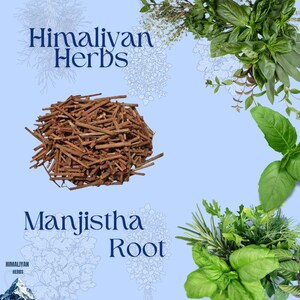 Könnte beinhalten: Bild von Himalayan Herbs mit einem Haufen Manjistha-Wurzel, einem rötlich-braunen Kraut, auf hellblauem Hintergrund. Frische grüne Kräuter sind an den Rändern angeordnet. Der Text "Himaliyan Herbs" und "Manjistha Root" sind in Blau dargestellt.