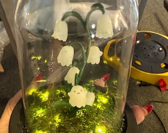 Geist Maiglöckchen, Light Up, Geist, Diorama, Maiglöckchen, Haustier-Geist, Geisterglas, Cryptid Diorama, Cloche, LED