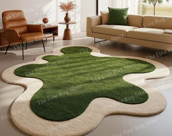Alfombra moderna abstracta con forma de mancha, tejida a mano, de lana de lujo con forma orgánica en verde y crema, ideal para la decoración de salas de estar y dormitorios contemporáneos.