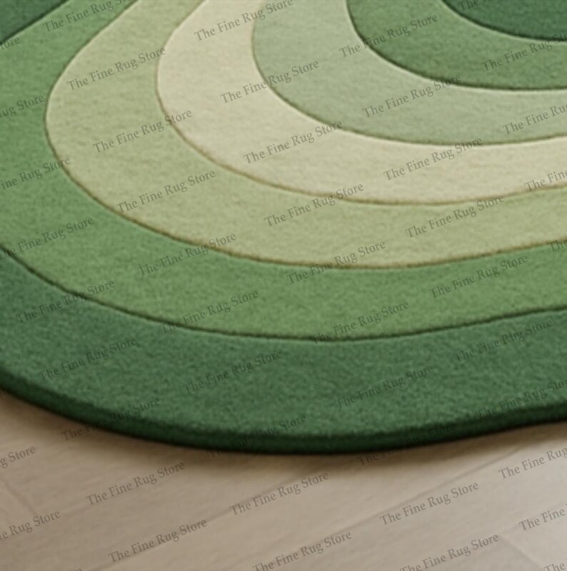 Puede incluir: Una alfombra circular con capas conc&eacute;ntricas de diferentes tonos de verde. El dise&ntilde;o de la alfombra presenta un efecto degradado, que va del verde claro al verde oscuro. La textura parece suave y afelpada, adecuada para un espacio habitable.