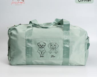 Peut inclure: Un sac de sport vert clair avec des illustrations au trait noires de deux chiens, étiquetés "Bella" et "Max". Le sac a une poche rectangulaire avec les illustrations de chiens. Le sac a des poignées et une fermeture éclair.