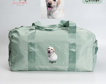 Peut inclure: Un sac de sport vert clair avec un portrait de chien et le nom "Copper". Le sac a une forme rectangulaire avec des poignées et une fermeture éclair. L'image comprend également un portrait de chien et le mot "Green".