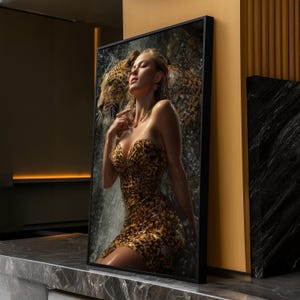 Elegante donna in abito con stampa leopardata e maestosa tela raffigurante un giaguaro, arte della moda con animali selvatici, decorazione da parete con ritratto di animali esotici e femminili, natura