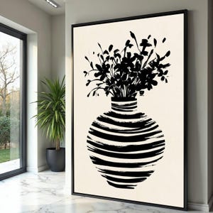 Può includere: Una stampa artistica da parete incorniciata che presenta un'illustrazione in bianco e nero di un vaso rotondo a righe orizzontali riempito con un bouquet di fiori neri astratti, su uno sfondo bianco sporco in una sottile cornice nera.
