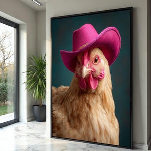 Ritratto di pollo eccentrico su tela, decorazione murale con cappello da cowboy rosa, decorazione con animali da fattoria, tela con animali umoristici, decorazione rustica per la casa
