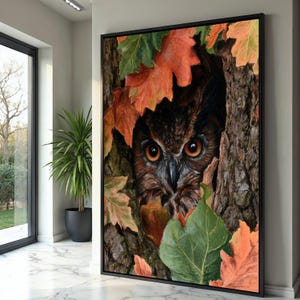 以下が含まれることがあります： 木の幹の空洞から顔を覗かせるフクロウの緻密な絵画が描かれた、額装されたウォールアートプリント。フクロウは大きく鮮やかなオレンジ色の目と濃い茶色の羽を持ち、赤、オレンジ、緑の色合いの鮮やかな秋の葉に囲まれています。