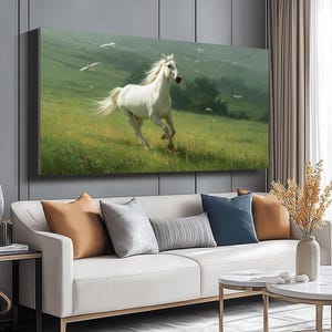 Tela raffigurante un maestoso cavallo bianco in corsa, quadro con paesaggio naturale, scena di prato verde, tela raffigurante animali selvatici, dipinto per la decorazione della casa