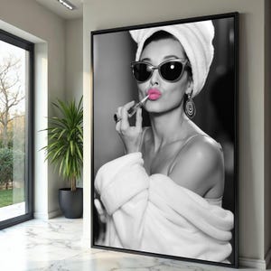 Donna affascinante che si mette il lucidalabbra, quadro su tela in bianco e nero, ritratto di bellezza in stile retrò, quadro su tela con trucco alla moda, elegante decorazione per la casa