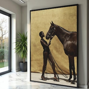 Elegante donna con cavallo, arte murale su tela, fotografia equina moderna, ritratto di moda su tela, decorazione con sfondo dorato, arte di animali alla moda