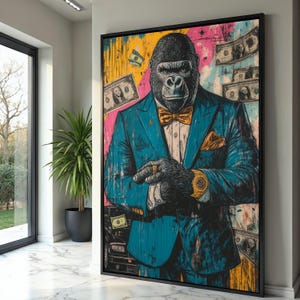 Gorilla elegante in abito blu su tela, arte moderna con animali, decorazione murale in stile urbano, tema denaro su tela, opera d'arte colorata e audace