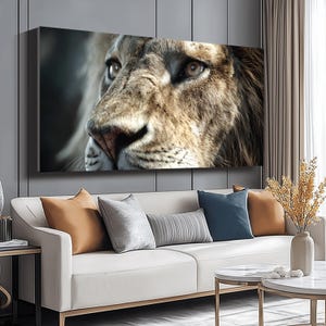 Primo piano di un maestoso leone su tela, decorazione murale con animali selvatici, ritratto di un animale da safari, ritratto di un grande felino su tela, decorazione naturale per la casa