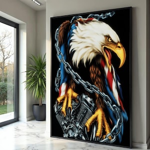 Puede incluir: Una obra de arte enmarcada que presenta una ilustración detallada de un águila calva con el pico abierto, adornada con una cadena y cubierta con un diseño patriótico rojo, blanco y azul. Las garras del águila descansan sobre un motor cromado.