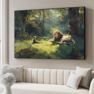 Ragazzo e leone nella foresta illuminata dal sole, tela con natura pacifica, arte di animali e bambini, scena tranquilla nel bosco, arte murale dipinta a mano per la casa