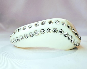 Vintage weiße Thermoset skulpturale asymmetrische Rhinestone-Armband