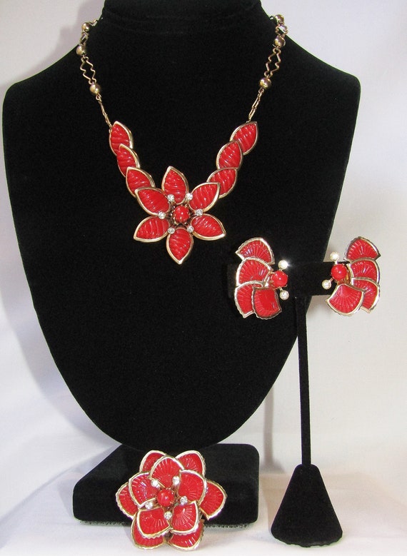 Vintage Plastic Flower 3-Piece Set Necklace Brooc… - image 1