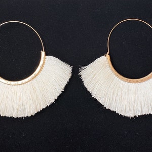 Vintage White Fringe Gold-Tone Pierced Earrings zdjęcie 1