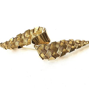 Vintage Boucher Gold tone Woven-Like Brooch Pin