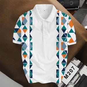 Puede incluir: Polo blanco con un patrón geométrico en verde azulado, naranja y azul. La camisa tiene un cuello clásico y una parte delantera abotonada. El diseño geométrico está en las mangas y los lados.