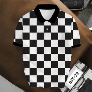 Könnte beinhalten: Ein kurzärmeliges Poloshirt mit einem schwarz-weißen Schachbrettmuster. Das Shirt hat einen schwarzen Kragen und Ärmelbündchen. Es hat eine Knopfleiste und ein kleines Etikett "M". Das Etikett "INT-72" ist sichtbar.