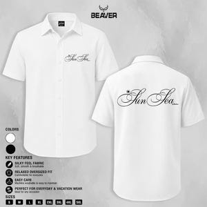 Può includere: Una camicia bianca a maniche corte con colletto e chiusura frontale a bottoni. Sul petto è presente la scritta nera in corsivo Sun Sea con una piccola icona del sole. Il retro della camicia riporta la stessa scritta Sun Sea più grande.
