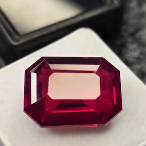 Natuurlijke en gecertificeerde Red Ruby Mozambique Emerald Cut 15+ kt voor ringen en sieraden