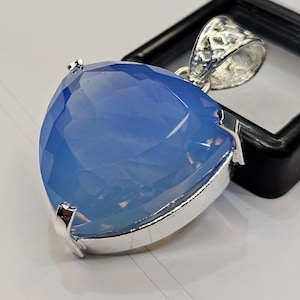 Ciondolo con medaglione in opale blu, pietra preziosa creata in laboratorio taglio trilione da 65-67 ct