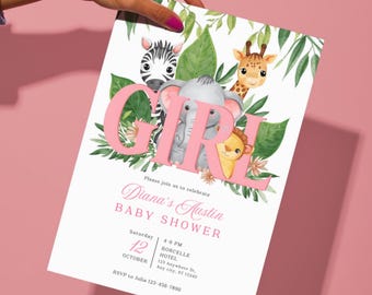 Könnte beinhalten: Eine Babyparty-Einladung mit rosa und weißem Design. Das Wort "GIRL" steht in großen rosa Buchstaben. Die Einladung zeigt Illustrationen eines Zebras, einer Giraffe, eines Elefanten und eines Löwen. Der Text lautet "Diana's Austin BABY SHOWER".