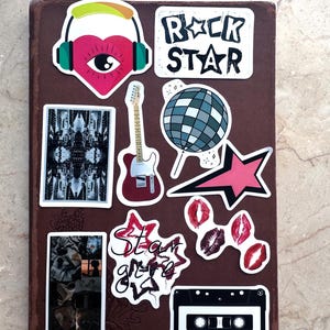 Paquete de 50 pegatinas de estrellas de rock del centro de la ciudad, con diseño de corazón retro, guitarra, cereza y vinilo de estética disco para portátil, diario y álbum de recortes.