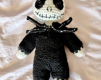Muñeco de Jack Skellington de crochet hecho a mano: amigurumi inspirado en pesadillas / Peluche de 25 cm / Decoración de Halloween / Regalo de Tim Burton