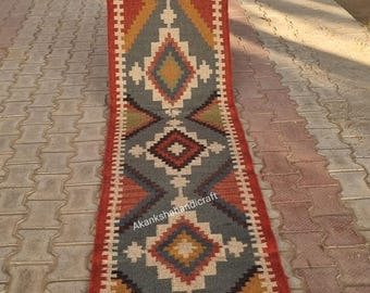 Alfombra Kilim de yute y lana tejida a mano, estilo bohemio, con diseño geométrico tribal, decoración rústica étnica.
