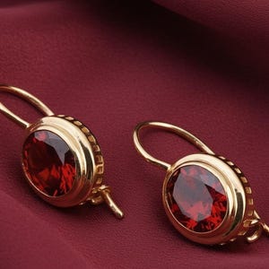 Brinco delicado de granada vermelha, estilo engaste com pedra preciosa oval banhada a ouro 14k