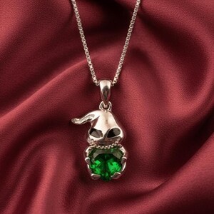 Naszyjnik z wisiorkiem „Szmaragdowy Oogie Boogie”, platerowany 14-karatowym białym złotem, srebro próby 925, specjalna oferta na Halloween
