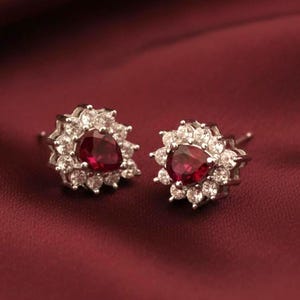繊細なルビーとダイヤモンドのスタッドイヤリング。ハンドメイドのペアカットの宝石スタッド。女性用。